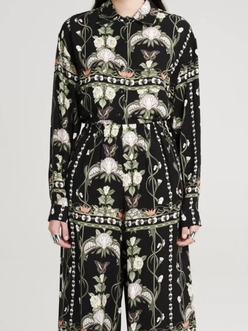 Παντελόνι σε μαύρο χρώμα με σχέδια από την εταιρία Peace and Chaos.