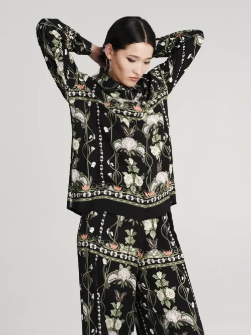 Παντελόνι σε μαύρο χρώμα με σχέδια από την εταιρία Peace and Chaos.