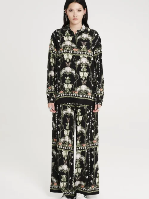 Παντελόνι σε μαύρο χρώμα με σχέδια από την εταιρία Peace and Chaos.