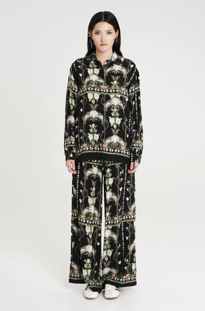 Παντελόνι σε μαύρο χρώμα με σχέδια από την εταιρία Peace and Chaos.