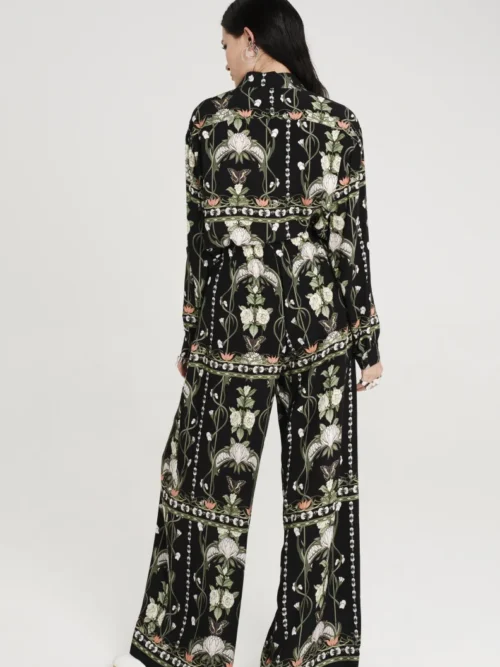 Παντελόνι σε μαύρο χρώμα με σχέδια από την εταιρία Peace and Chaos.