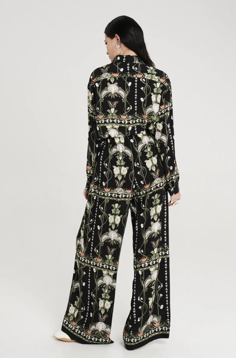 Παντελόνι σε μαύρο χρώμα με σχέδια από την εταιρία Peace and Chaos.