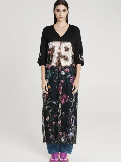 Δαντελωτό φόρεμα με σχέδια από την εταιρία Peace and Chaos.