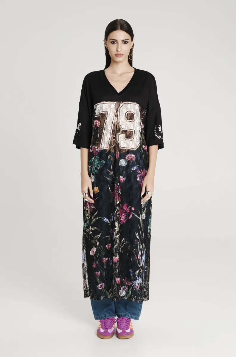 Δαντελωτό φόρεμα με σχέδια από την εταιρία Peace and Chaos.