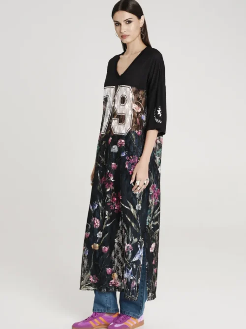 Δαντελωτό φόρεμα με σχέδια από την εταιρία Peace and Chaos.