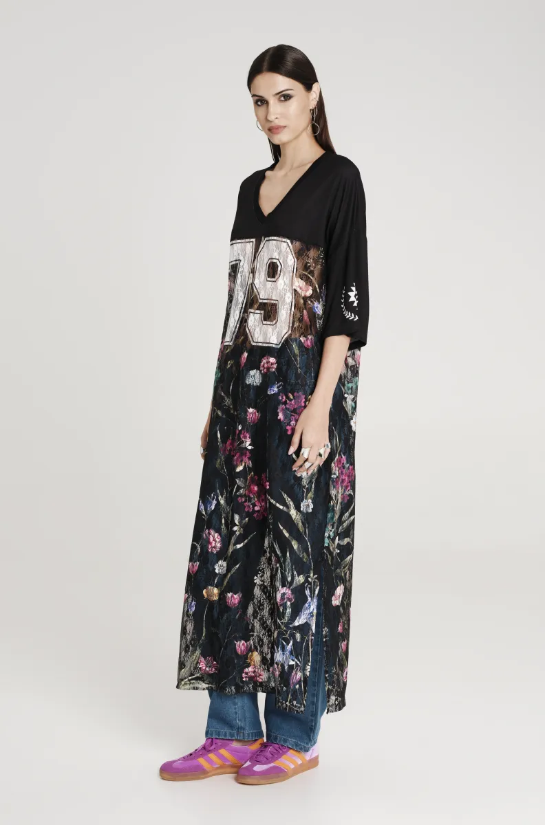 Δαντελωτό φόρεμα με σχέδια από την εταιρία Peace and Chaos.