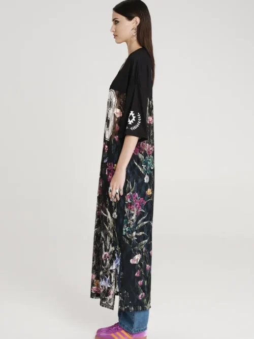 Δαντελωτό φόρεμα με σχέδια από την εταιρία Peace and Chaos.