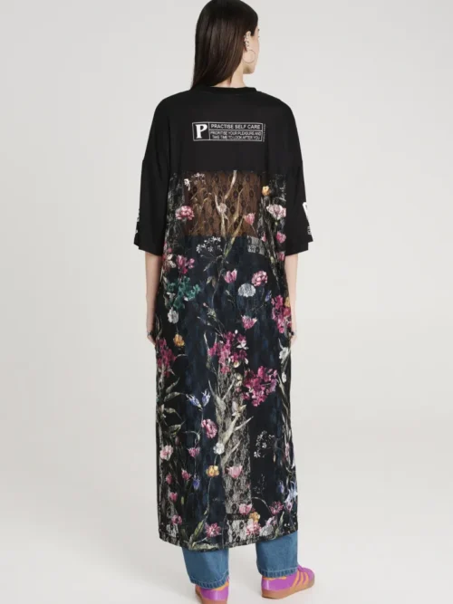 Δαντελωτό φόρεμα με σχέδια από την εταιρία Peace and Chaos.