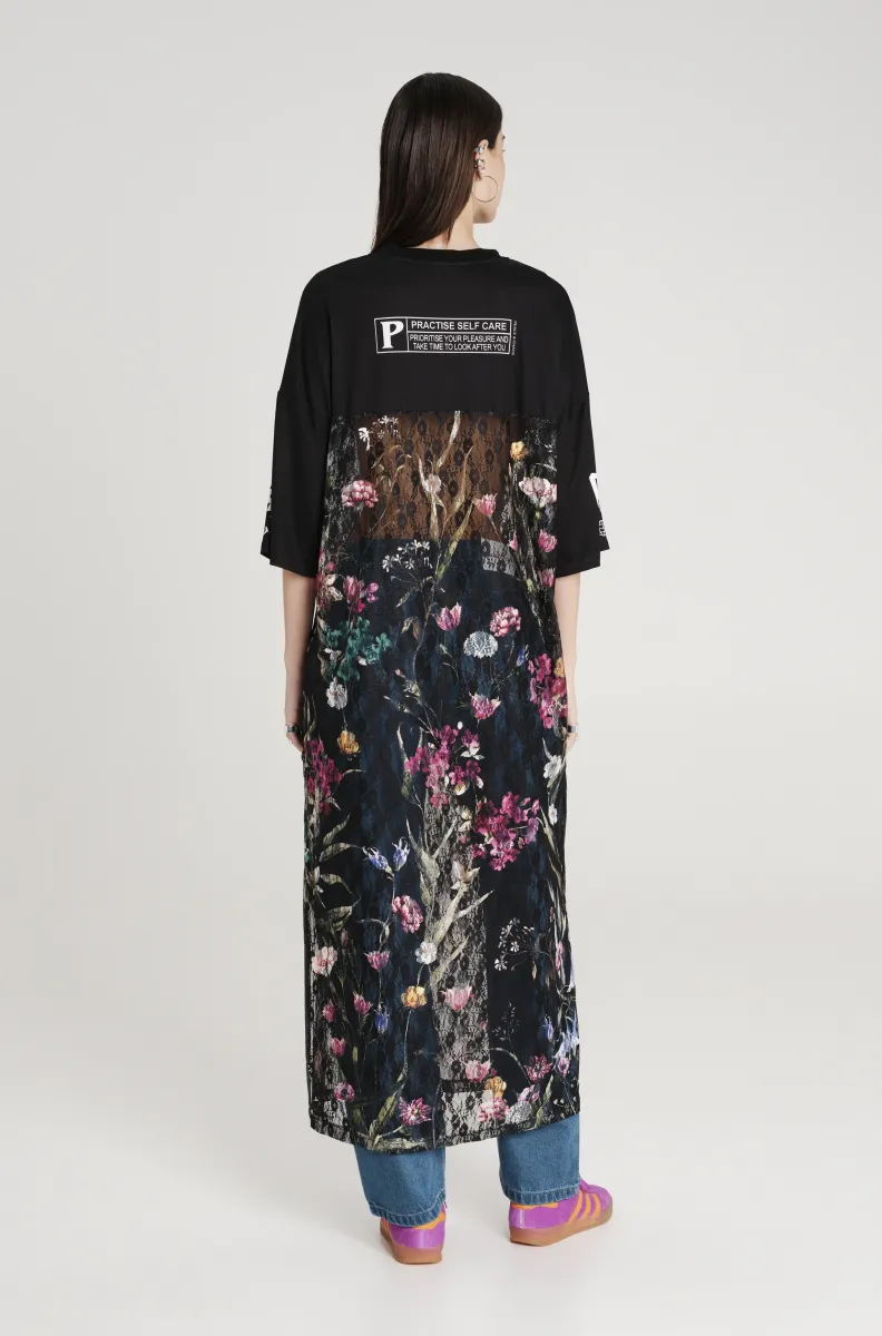 Δαντελωτό φόρεμα με σχέδια από την εταιρία Peace and Chaos.