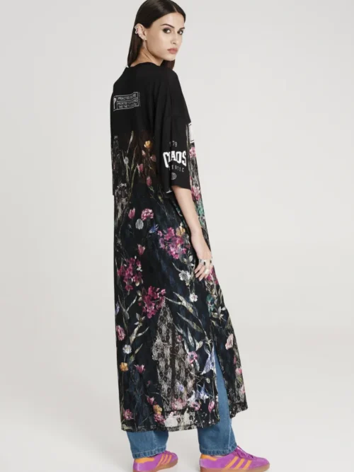 Δαντελωτό φόρεμα με σχέδια από την εταιρία Peace and Chaos.