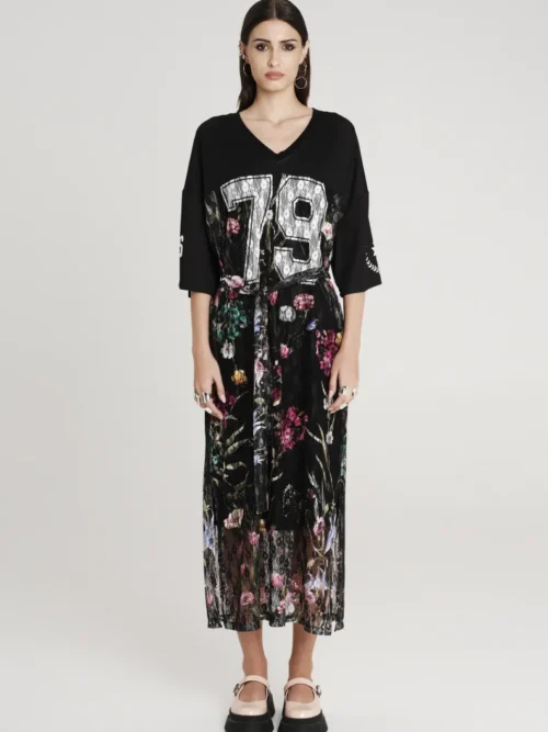 Δαντελωτό φόρεμα με σχέδια από την εταιρία Peace and Chaos.