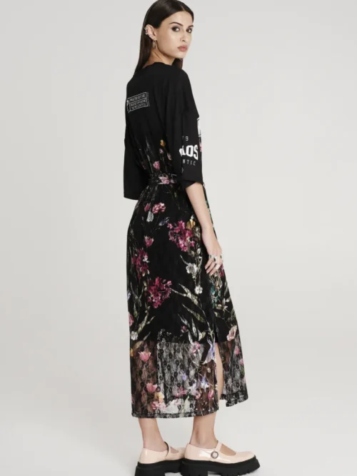 Δαντελωτό φόρεμα με σχέδια από την εταιρία Peace and Chaos.