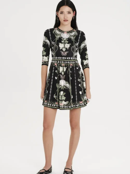 Κοντό φόρεμα με σχέδια από την εταιρία Peace and Chaos.