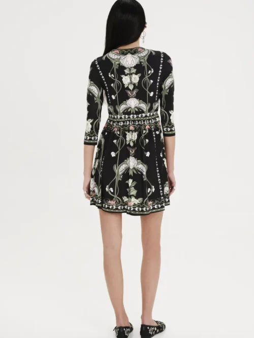 Κοντό φόρεμα με σχέδια από την εταιρία Peace and Chaos.