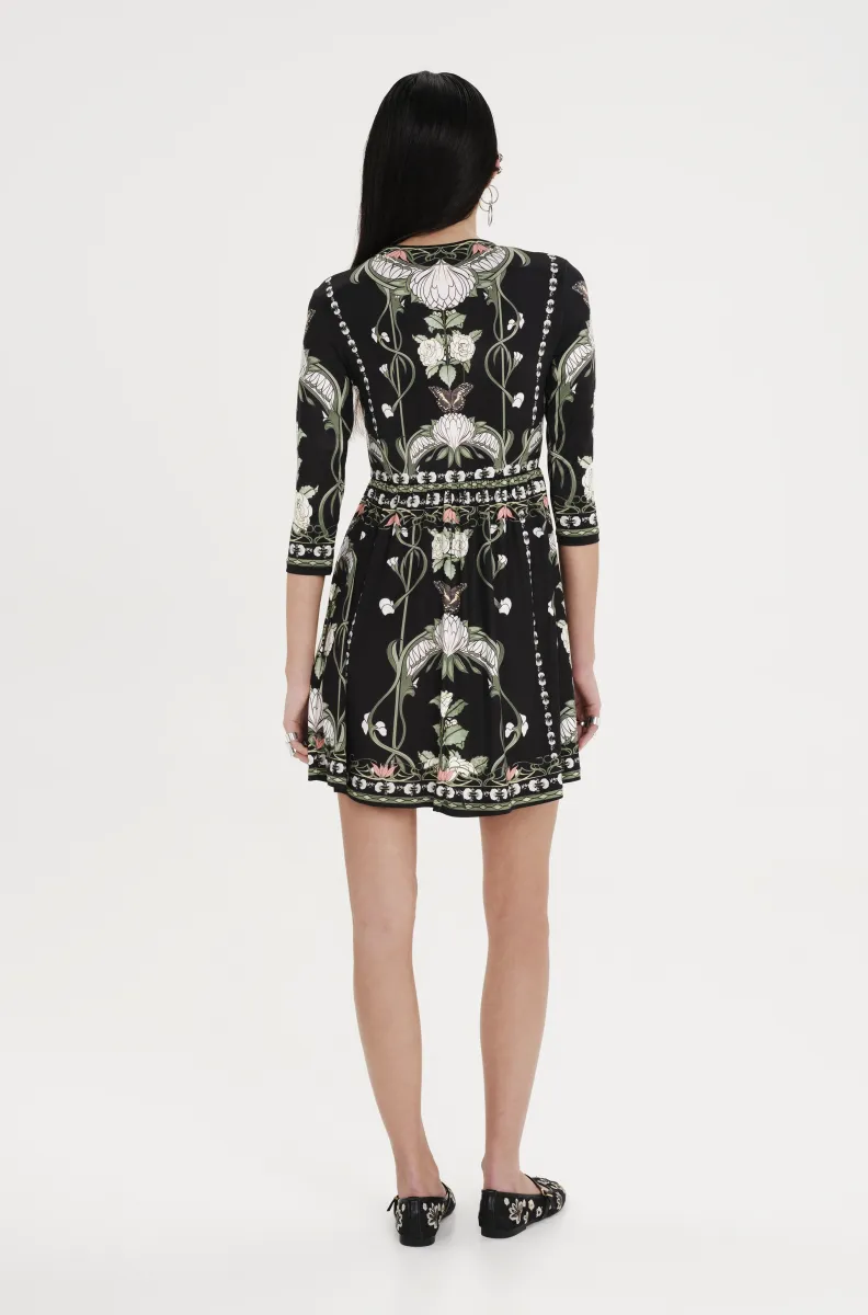 Κοντό φόρεμα με σχέδια από την εταιρία Peace and Chaos.