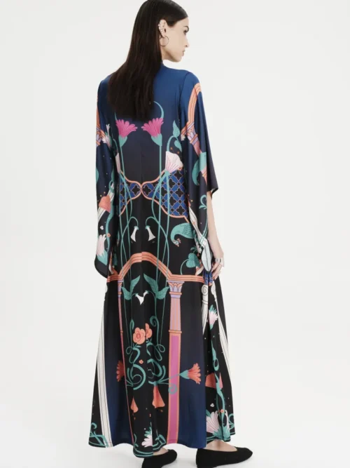 Μακρύ φόρεμα με σχέδια από την εταιρία Peace and Chaos.