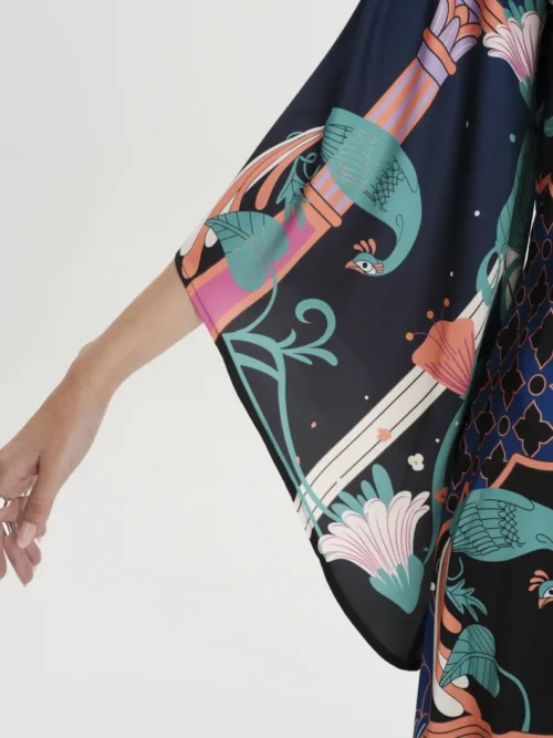 Μακρύ φόρεμα με σχέδια από την εταιρία Peace and Chaos.