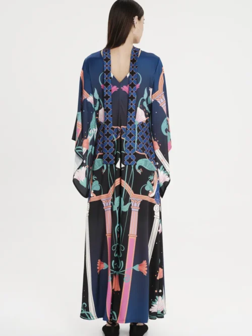 Μακρύ φόρεμα με σχέδια από την εταιρία Peace and Chaos.