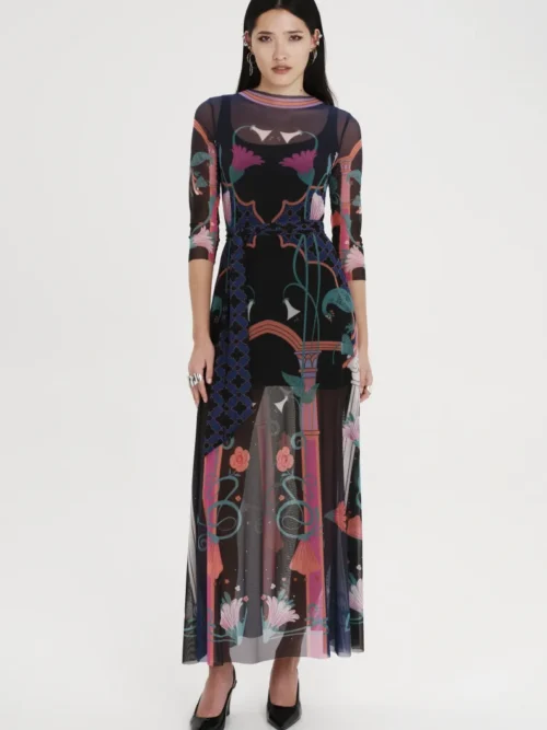 Μακρύ φόρεμα με σχέδια από την εταιρία Peace and Chaos.