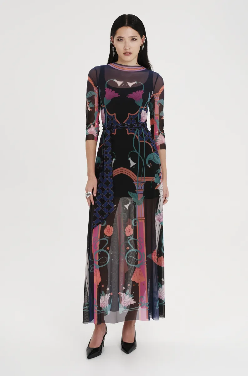 Μακρύ φόρεμα με σχέδια από την εταιρία Peace and Chaos.