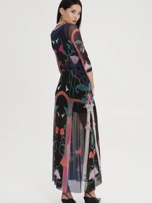 Μακρύ φόρεμα με σχέδια από την εταιρία Peace and Chaos.