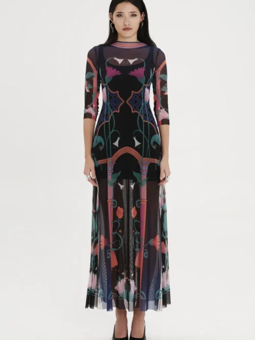 Μακρύ φόρεμα με σχέδια από την εταιρία Peace and Chaos.