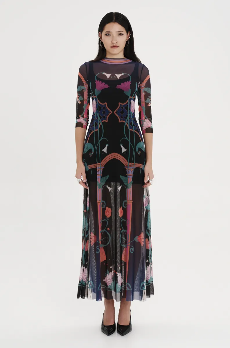 Μακρύ φόρεμα με σχέδια από την εταιρία Peace and Chaos.