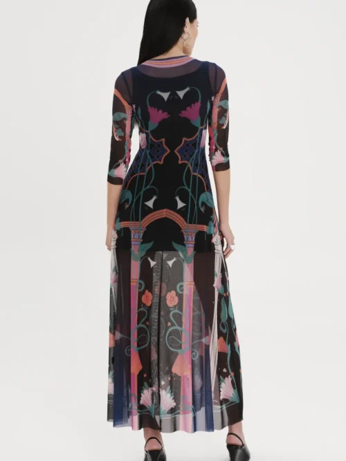 Μακρύ φόρεμα με σχέδια από την εταιρία Peace and Chaos.