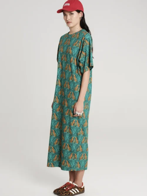 Πετρόλ φόρεμα με σχέδια από την εταιρία Peace and Chaos.