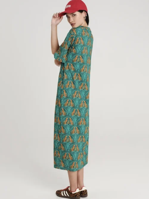 Πετρόλ φόρεμα με σχέδια από την εταιρία Peace and Chaos.