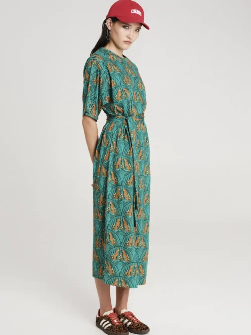 Πετρόλ φόρεμα με σχέδια από την εταιρία Peace and Chaos.