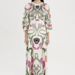 Μακρύ φόρεμα με σχέδια από την εταιρία Peace and Chaos.