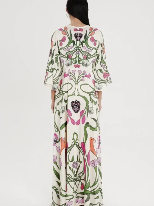 Μακρύ φόρεμα με σχέδια από την εταιρία Peace and Chaos.