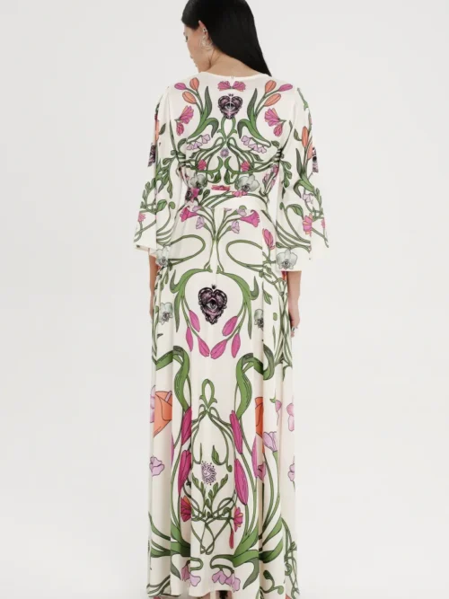 Μακρύ φόρεμα με σχέδια από την εταιρία Peace and Chaos.