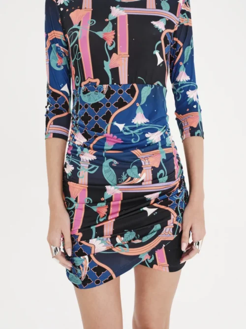 Κοντό φόρεμα με σχέδια από την εταιρία Peace and Chaos.