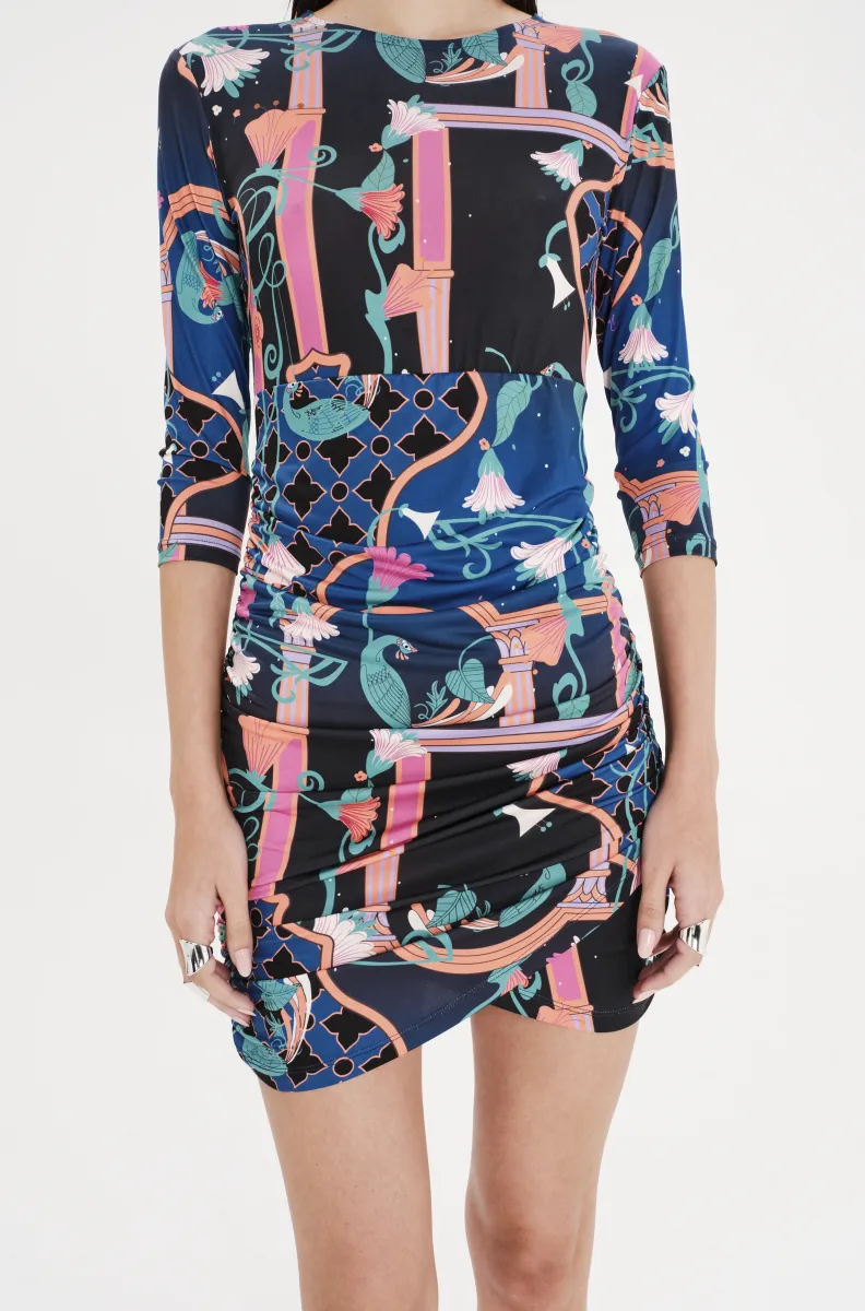 Κοντό φόρεμα με σχέδια από την εταιρία Peace and Chaos.