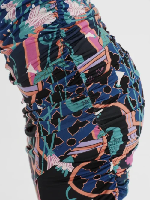 Κοντό φόρεμα με σχέδια από την εταιρία Peace and Chaos.