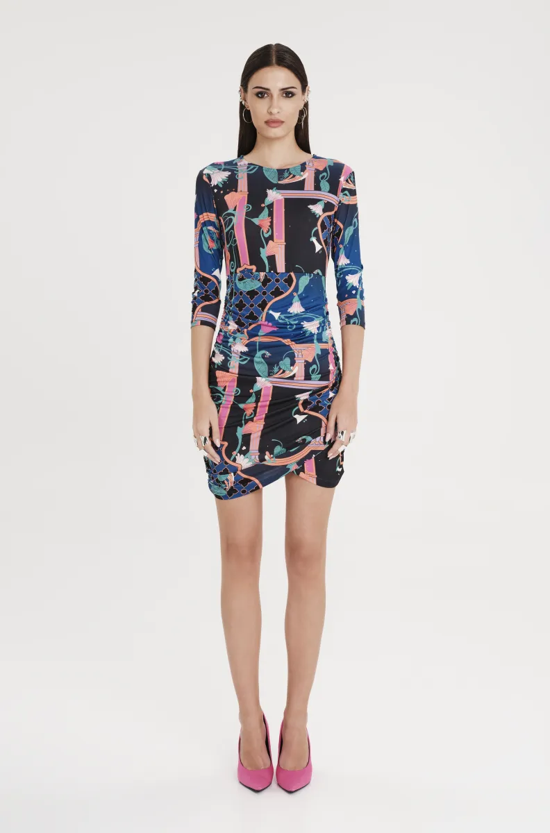 Κοντό φόρεμα με σχέδια από την εταιρία Peace and Chaos.