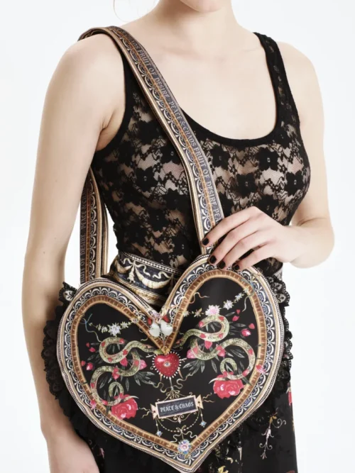 Γυναικεία τσάντα σε σχήμα καρδιά με υπέροχα σχέδια από την Peace and Chaos.