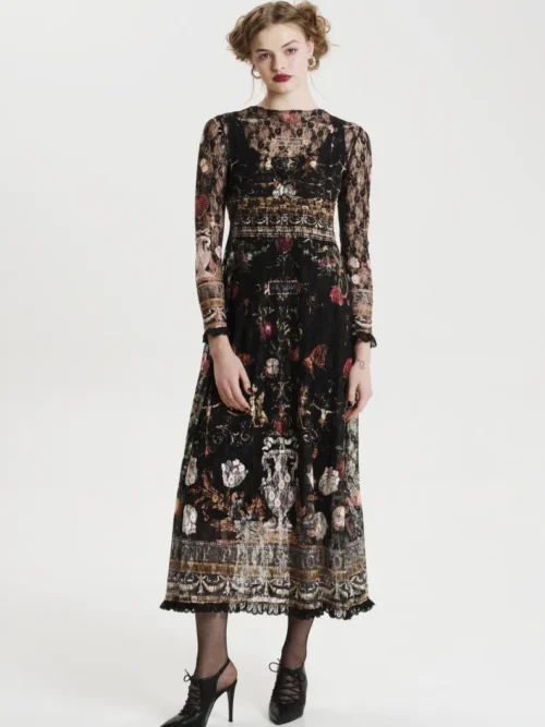 Γυναικείο φόρεμα από την Peace and Chaos με δαντέλα και σχέδια.