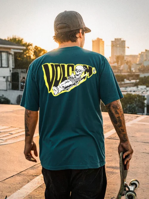 Μπλούζα με σχέδια από την εταιρία Volcom.