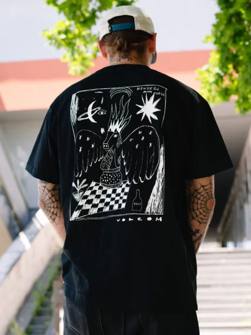 Μπλούζα με σχέδια από την εταιρία Volcom.