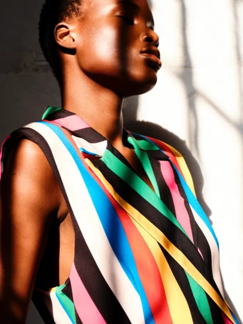 Μακρύ γιλέκο με πέτα και σταυρωτό κούμπωμα Σατέν φόδρα Διπλές φιλέ τσέπες Μεταλλική λεπτομέρεια Chaka