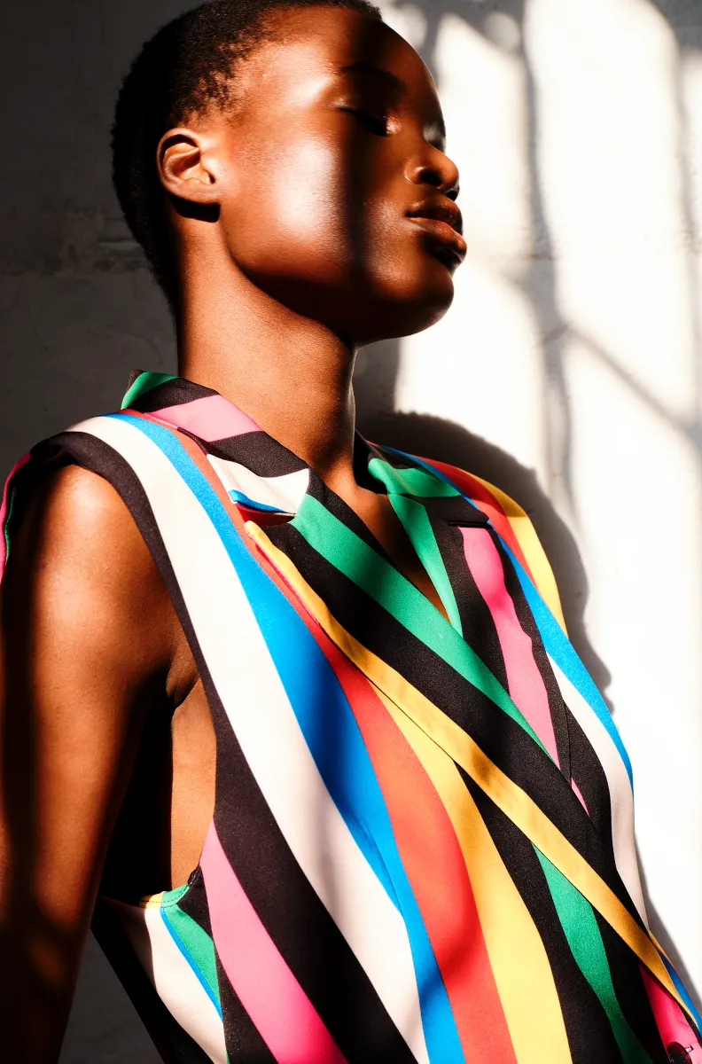 Μακρύ γιλέκο με πέτα και σταυρωτό κούμπωμα Σατέν φόδρα Διπλές φιλέ τσέπες Μεταλλική λεπτομέρεια Chaka