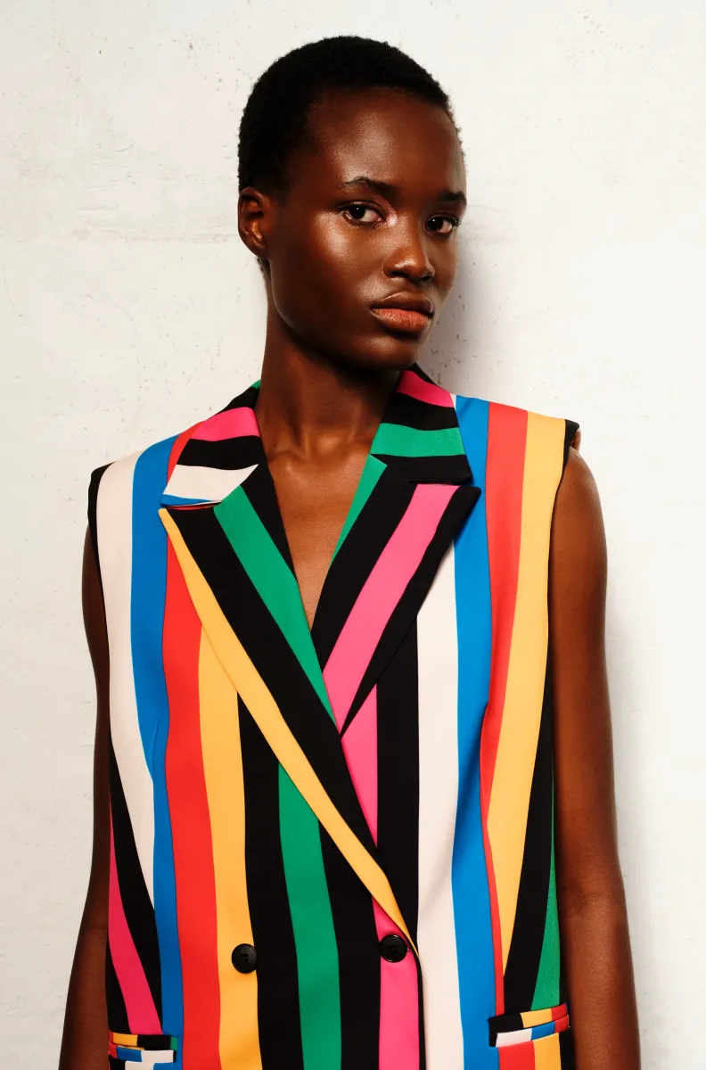 Μακρύ γιλέκο με πέτα και σταυρωτό κούμπωμα Σατέν φόδρα Διπλές φιλέ τσέπες Μεταλλική λεπτομέρεια Chaka