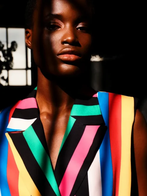 Μακρύ γιλέκο με πέτα και σταυρωτό κούμπωμα Σατέν φόδρα Διπλές φιλέ τσέπες Μεταλλική λεπτομέρεια Chaka