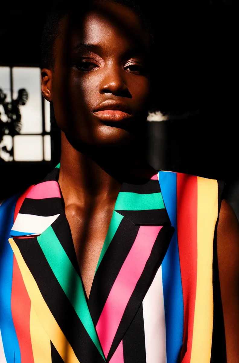 Μακρύ γιλέκο με πέτα και σταυρωτό κούμπωμα Σατέν φόδρα Διπλές φιλέ τσέπες Μεταλλική λεπτομέρεια Chaka