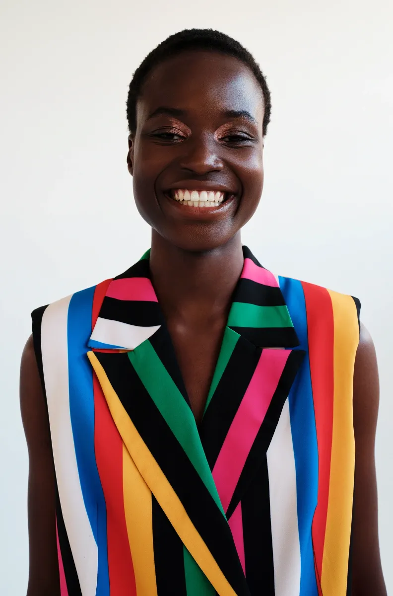 Μακρύ γιλέκο με πέτα και σταυρωτό κούμπωμα Σατέν φόδρα Διπλές φιλέ τσέπες Μεταλλική λεπτομέρεια Chaka