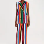 Μακρύ γιλέκο με πέτα και σταυρωτό κούμπωμα Σατέν φόδρα Διπλές φιλέ τσέπες Μεταλλική λεπτομέρεια Chaka