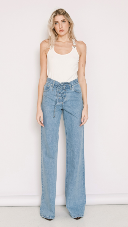 jgyj Το Lora jeans είναι ένα σύγχρονο ψηλόμεσο wide leg σχέδιο που ξεχωρίζει για την ισορροπημένη γραμμή και τη minimal αισθητική του.